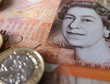 Bloomberg: Η καλύτερη εβδομάδα για τη στερλίνα έναντι του ευρώ από το 2017 με την ελπίδα του «σκληρού» Brexit